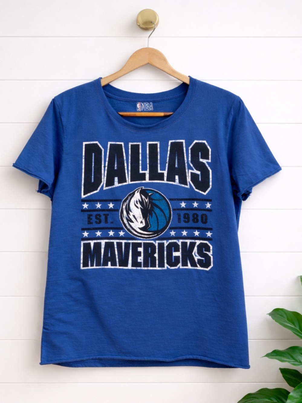 💙 Dallas Mavericks NBA T-Shirt – Women’s Medium w/intentional distressing